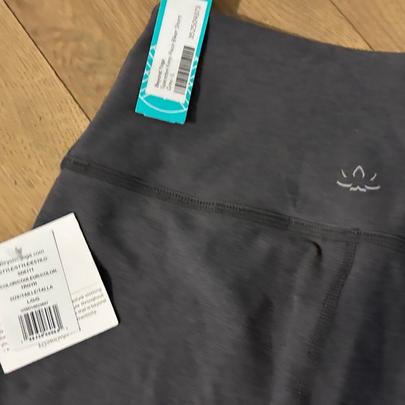 NWT BEYOND YOGA KEEP PACE SPACE BIKER SHORT GREY LARGE L NEW - Picture 2 of 7